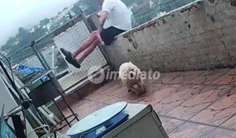 VÍDEO: Homem perde equilíbrio e despenca da laje após ser ‘atropelado’ por cachorro