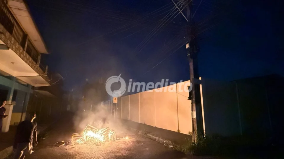 Moradores do bairro Colônia Terra Nova realizam protesto após dois dias sem energia elétrica