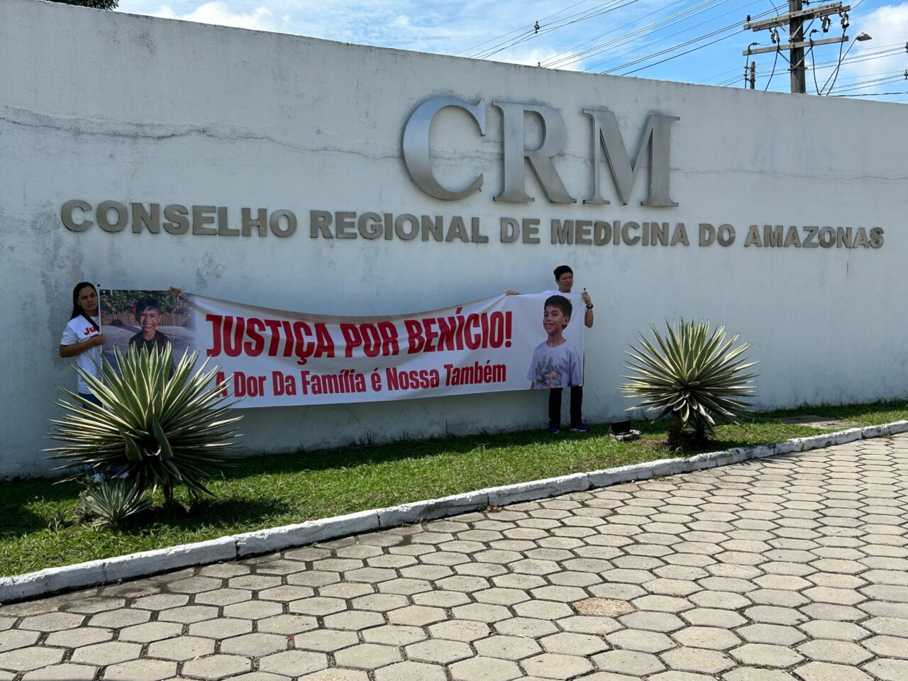 Família de Benício realiza manifestação em frente ao CRM-AM, em Manaus, pedindo justiça e esclarecimentos sobre o atendimento prestado ao menino.