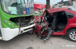 Carro bate em ônibus e motorista é hospitalizado em estado grave em Manaus