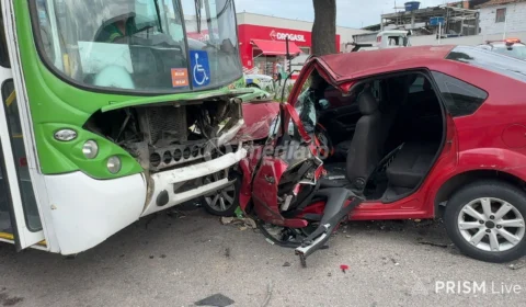 Carro bate em ônibus e motorista é hospitalizado em estado grave em Manaus