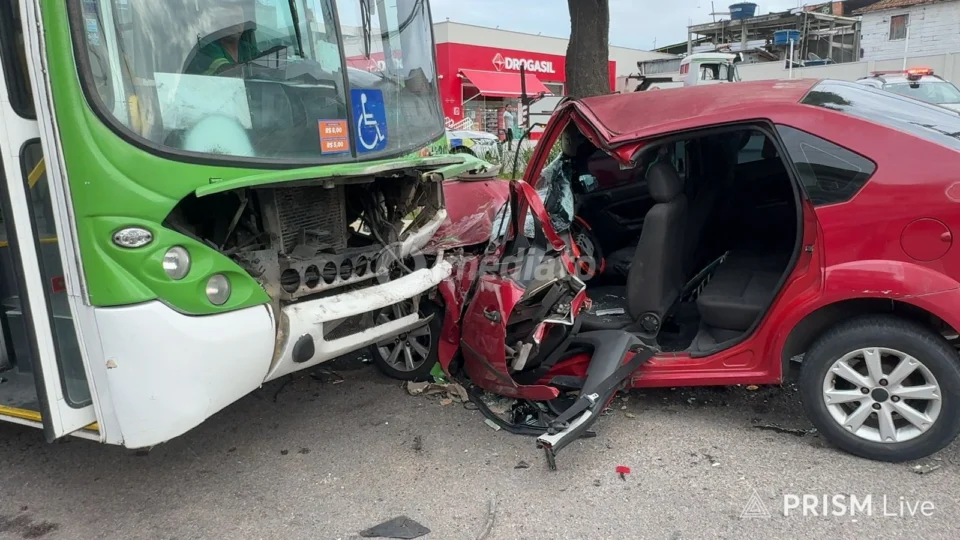 Carro bate em ônibus e motorista é hospitalizado em estado grave em Manaus
