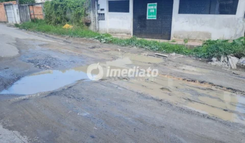 Moradores cobram melhorias de infraestrutura em rua tomada por buracos no Novo Aleixo