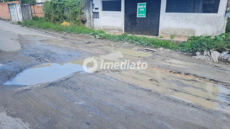 Moradores cobram melhorias de infraestrutura em rua tomada por buracos no Novo Aleixo