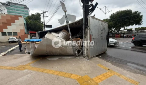 Caminhão carregado de aço tomba e interdita trecho da Avenida Boulevard, em Manaus
