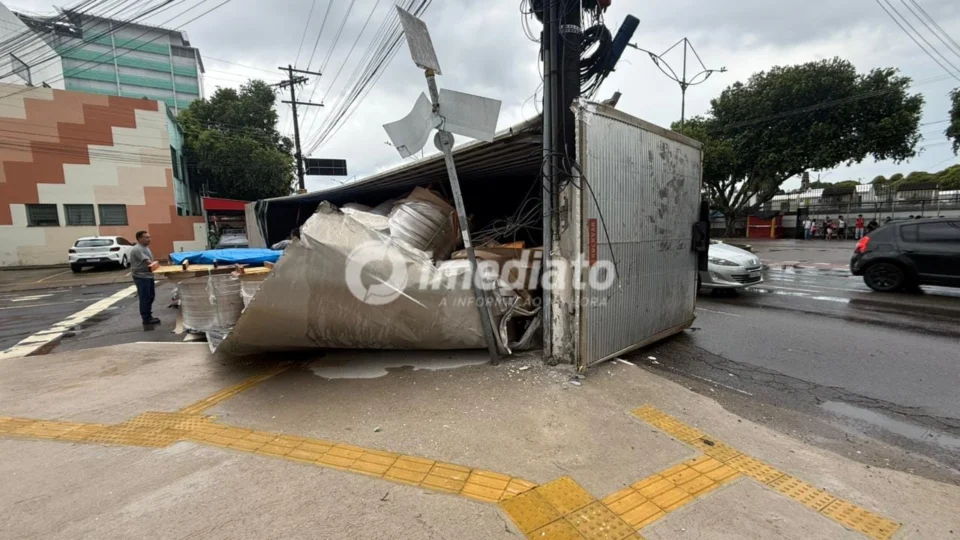 Caminhão carregado de aço tomba e interdita trecho da Avenida Boulevard, em Manaus