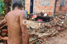 Muro de casa desaba após forte chuva e causa destruição no bairro Alvorada