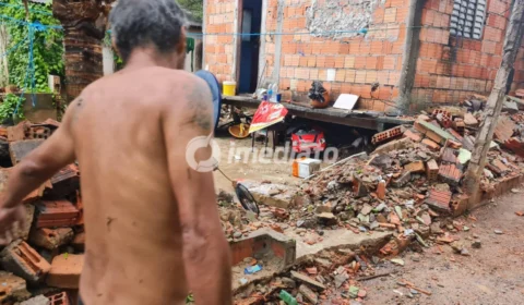 Muro de casa desaba após forte chuva e causa destruição no bairro Alvorada