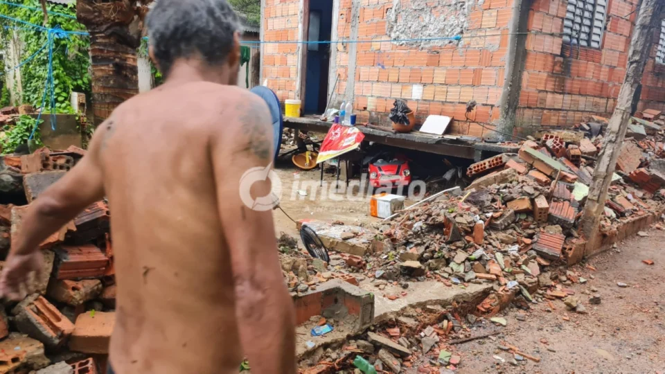 Muro de casa desaba após forte chuva e causa destruição no bairro Alvorada