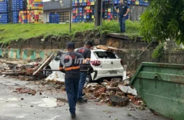 Muro da fábrica de bebidas da Ambev desaba durante chuva e atinge carro em Manaus