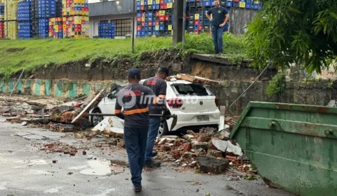 Muro da fábrica de bebidas da Ambev desaba durante chuva e atinge carro em Manaus