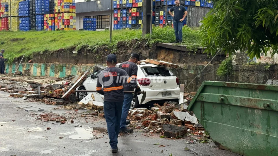 Muro da fábrica de bebidas da Ambev desaba durante chuva e atinge carro em Manaus