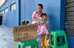 Conheça Abril Sarai, mãe solo que acorda às 5h da manhã para vender café preto no Nova Cidade