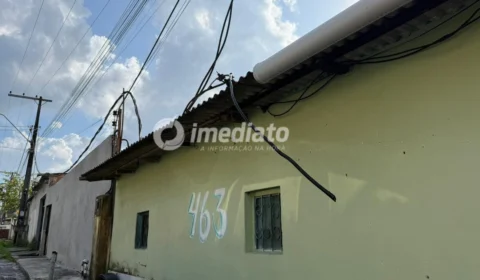 Fiação elétrica cai em rua e coloca a vida dos moradores em perigo no bairro Monte das Oliveiras