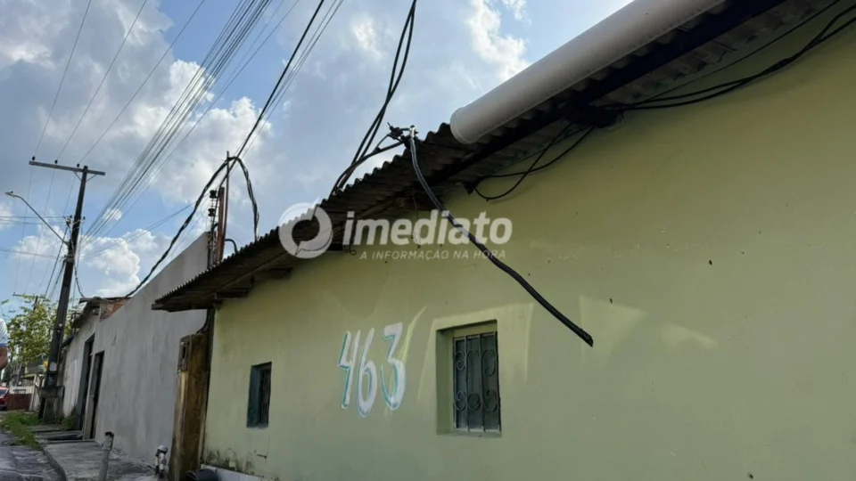 Fiação elétrica cai em rua e coloca a vida dos moradores em perigo no bairro Monte das Oliveiras