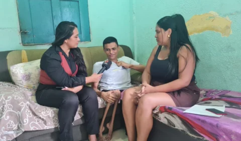 Família pede ajuda para comprar cadeira de rodas elétrica para jovem com deficiência física
