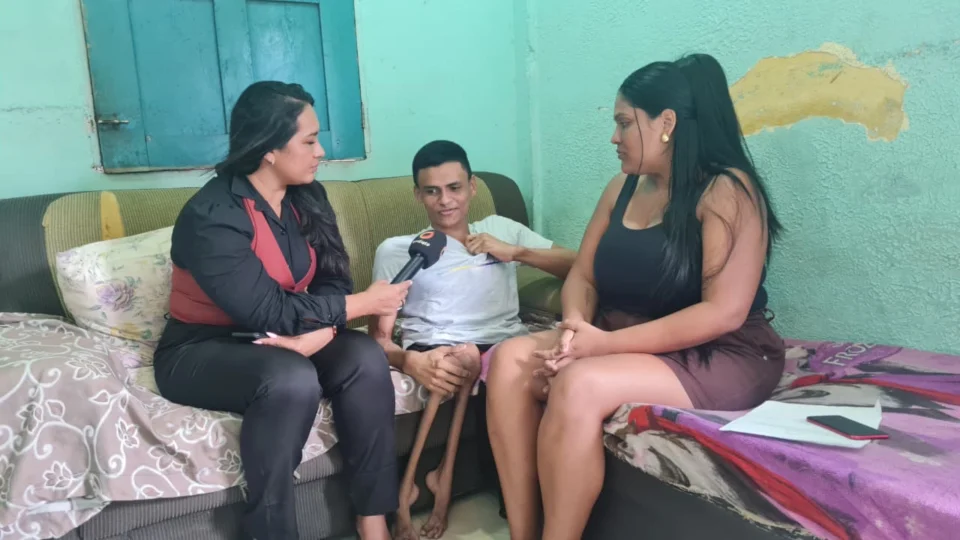 Família pede ajuda para comprar cadeira de rodas elétrica para jovem com deficiência física
