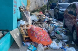 Moradores denunciam lixeira acumulada há mais de um ano em frente a escola municipal na Colônia Terra Nova