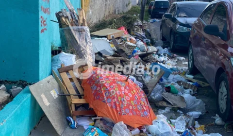 Moradores denunciam lixeira acumulada há mais de um ano em frente a escola municipal na Colônia Terra Nova