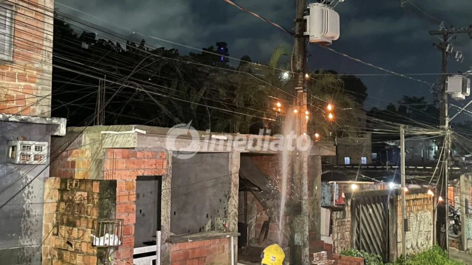Moradores vivem momentos de pânico durante incêndio em fiação elétrica no bairro Colônia Terra Nova