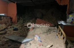 Parte de residência desaba após forte chuva no bairro Jorge Teixeira 3, em Manaus