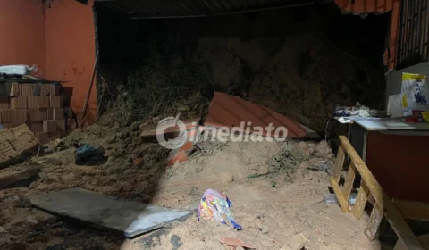 Parte de residência desaba após forte chuva no bairro Jorge Teixeira 3, em Manaus