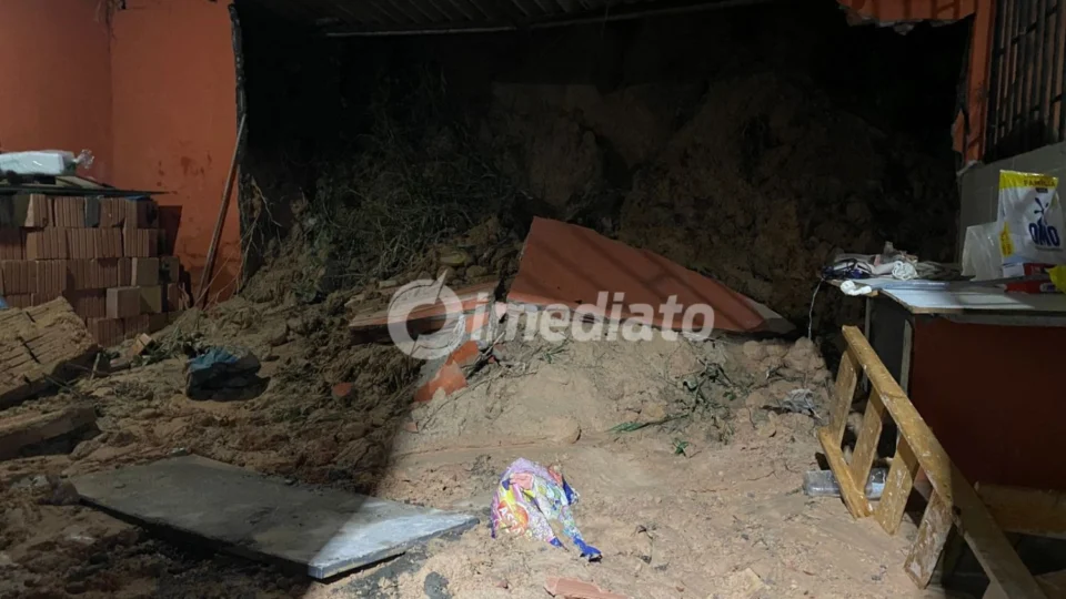 Parte de residência desaba após forte chuva no bairro Jorge Teixeira 3, em Manaus