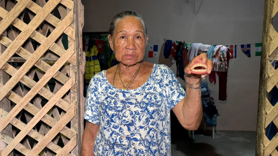 Família denuncia clínica odontológica após prótese não se ajustar em idosa