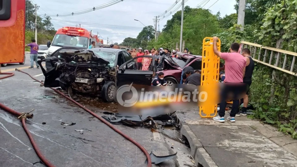 VÍDEOS: Colisão entre dois carros deixa motoristas presos às ferragens no Distrito Industrial de Manaus