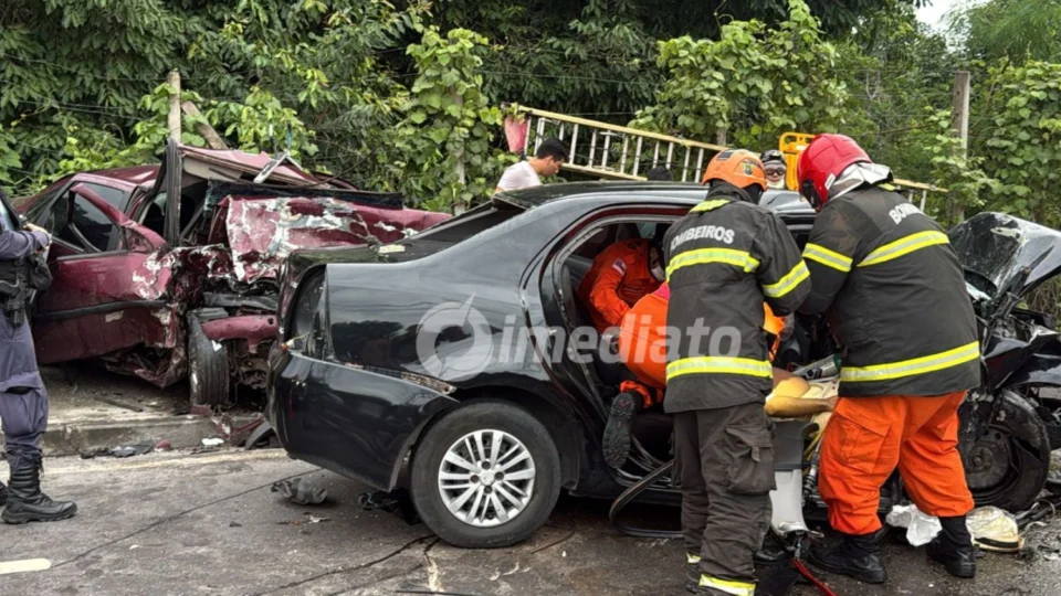 Motorista morre preso às ferragens após colisão entre carros no Distrito Industrial de Manaus