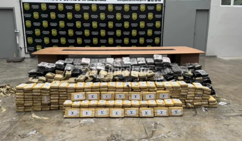 VEJA VÍDEO: Polícia apreende cerca de duas toneladas de drogas em micro-ônibus no interior do AM