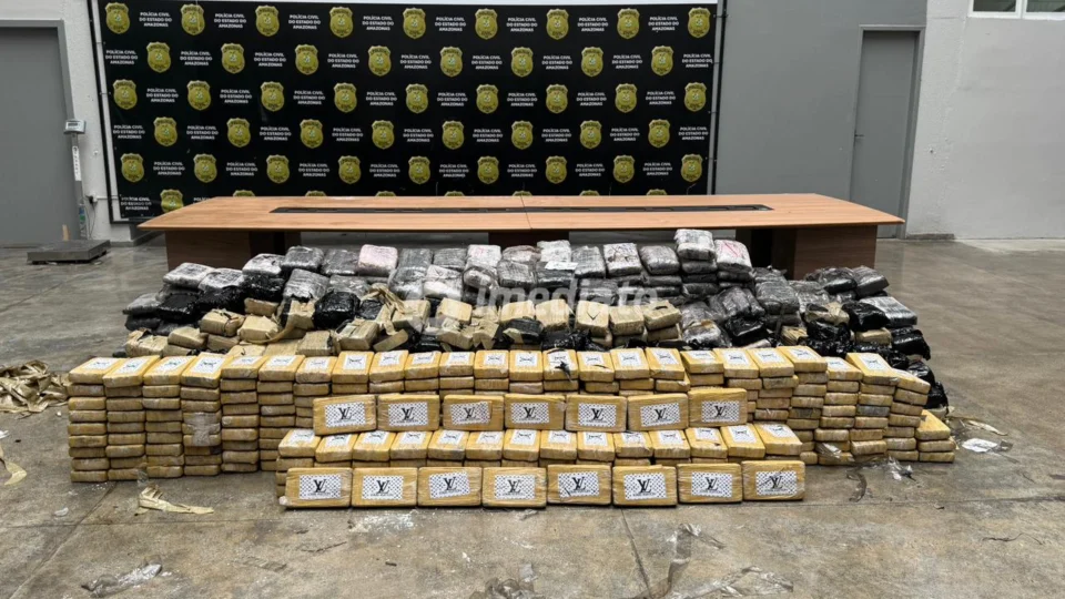 VEJA VÍDEO: Polícia apreende cerca de duas toneladas de drogas em micro-ônibus no interior do AM