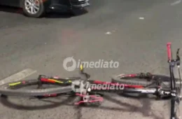 Ciclista fica gravemente ferida após colisão com carro na rotatória do Centro Cívico, em Boa Vista