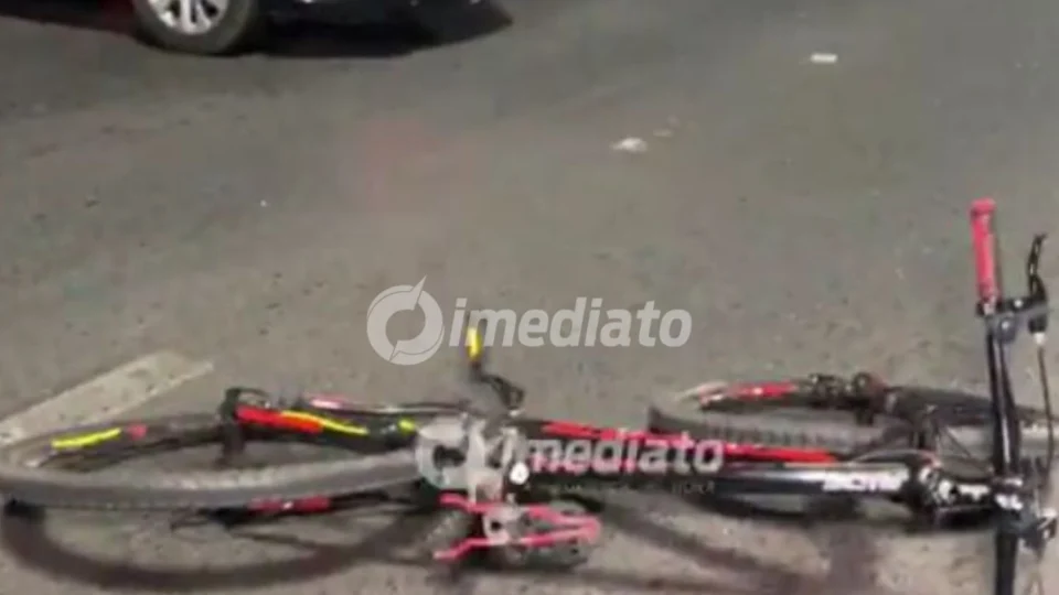 Ciclista fica gravemente ferida após colisão com carro na rotatória do Centro Cívico, em Boa Vista