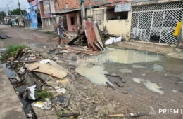 Moradores improvisam sinalização em rua sem asfalto há um ano no bairro Grande Vitória