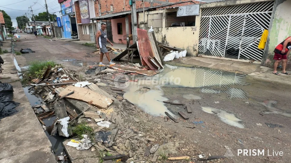 Moradores improvisam sinalização em rua sem asfalto há um ano no bairro Grande Vitória