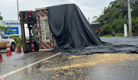 Carreta com carga de milho tomba na Avenida do Turismo e causa congestionamento em Manaus