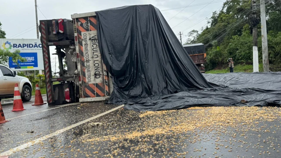 Carreta com carga de milho tomba na Avenida do Turismo e causa congestionamento em Manaus