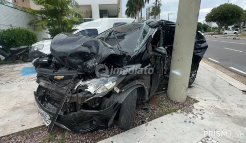Mulher fica presa às ferragens após acidente na Avenida Jacira Reis