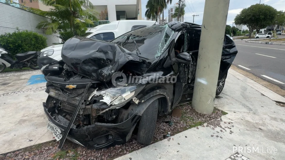 Mulher fica presa às ferragens após acidente na Avenida Jacira Reis
