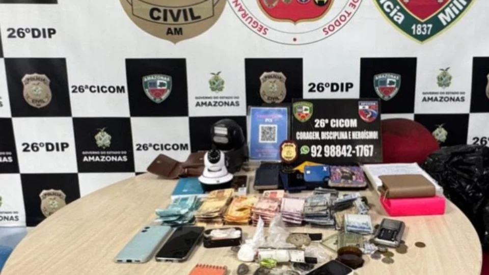 Polícia prende mulher e apreende entorpecentes, dinheiro e materiais usados no tráfico no bairro Santa Etelvina