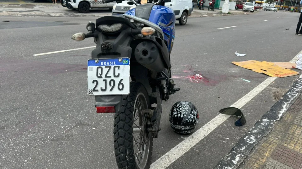 Motociclista morre após acidente envolvendo carro na contramão em Manaus