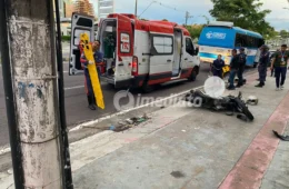 Motociclista fica gravemente ferido após ser atingido por carro e colidir com poste na avenida Djalma Batista