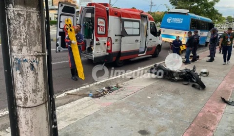 Motociclista fica gravemente ferido após ser atingido por carro e colidir com poste na avenida Djalma Batista