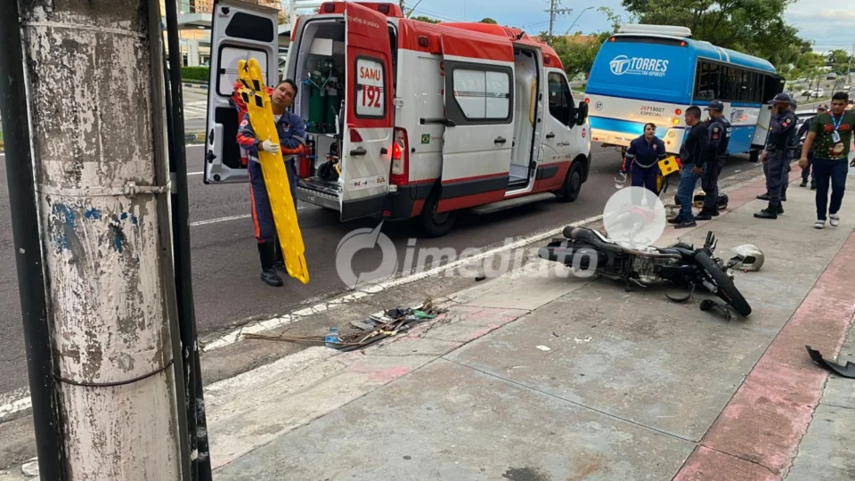 Motociclista fica gravemente ferido após ser atingido por carro e colidir com poste na avenida Djalma Batista