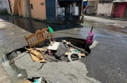 Buraco de grandes proporções preocupa moradores da Rua Tabatinga, no São José Operário