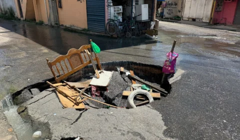 Buraco de grandes proporções preocupa moradores da Rua Tabatinga, no São José Operário