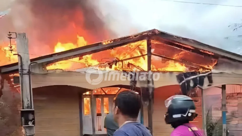 VÍDEO: Incêndio destrói residência e mobiliza moradores no município de Careiro Castanho