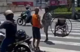 VÍDEO: Homem se levanta da cadeira de rodas e parte para briga no meio da rua