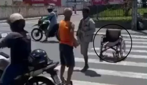 VÍDEO: Homem se levanta da cadeira de rodas e parte para briga no meio da rua